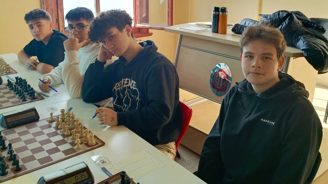 Okulumuz öğretmenlerinden Yunus Emre EKİZ eşliğinde öğrencilerimiz lisanlarını alarak Satranç turnuvalarında yerlerini aldılar.